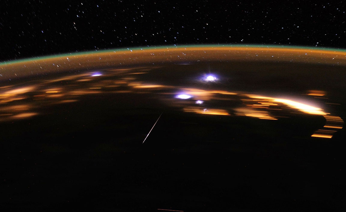 Obraz zawierający nocne niebo

Opis wygenerowany automatycznie