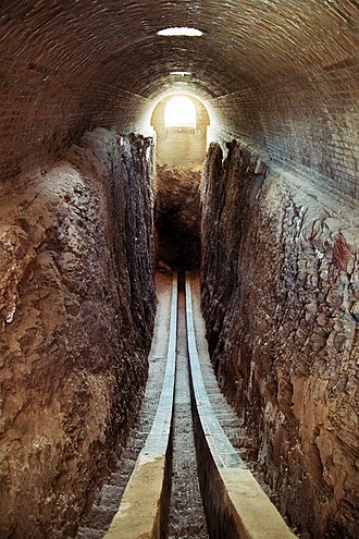Obraz zawierający tunel, jaskinia, droga, metro

Opis wygenerowany automatycznie